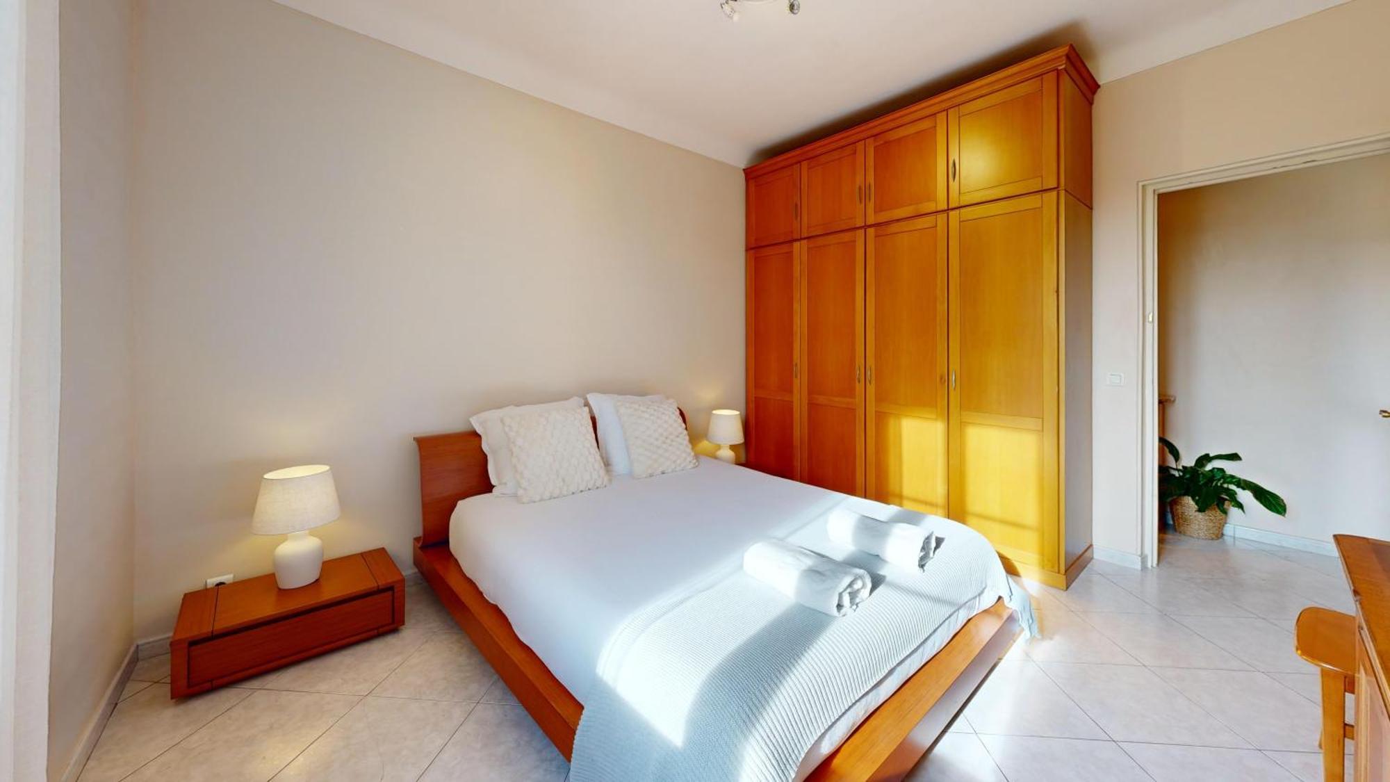 Apartment 3 Bedroom Flat, 50 Metres From Monaco!
